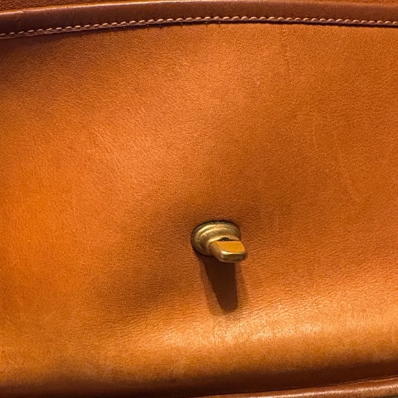 Vintage Coach Tan Genuine Leather Crossbody - Picture 2 of 12